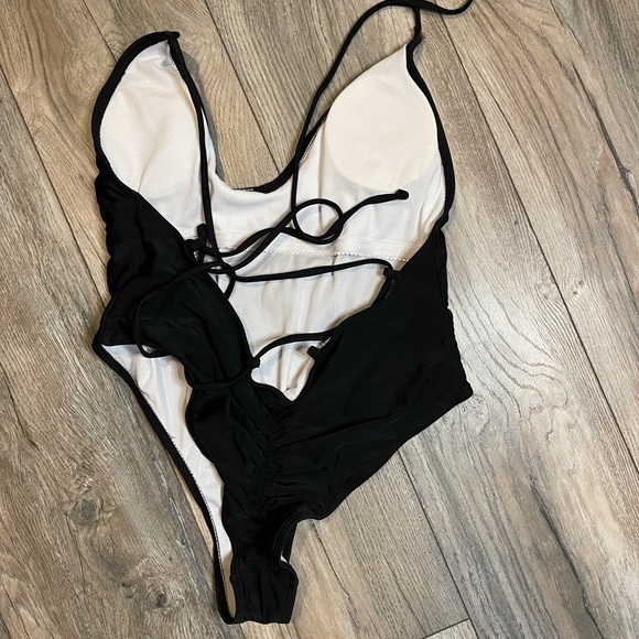 One piece bathing suit - Picture 2 of 2